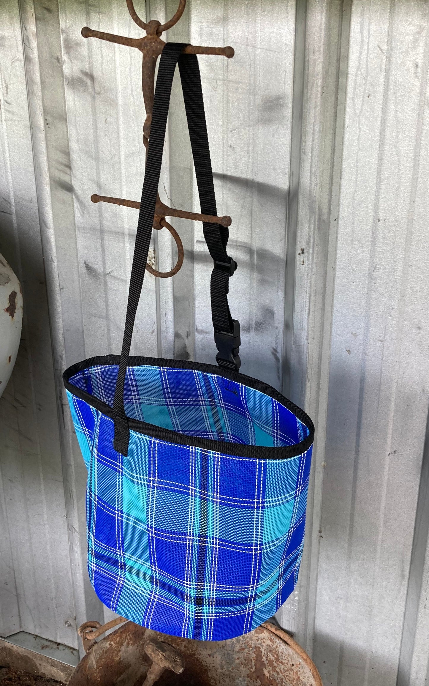 unique-leathercrafts-nose-bags-mesh